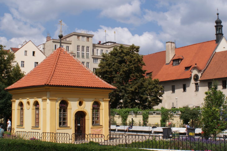 Františkánská zahrada s altánem a pohledem ke kostelu – archivní snímek